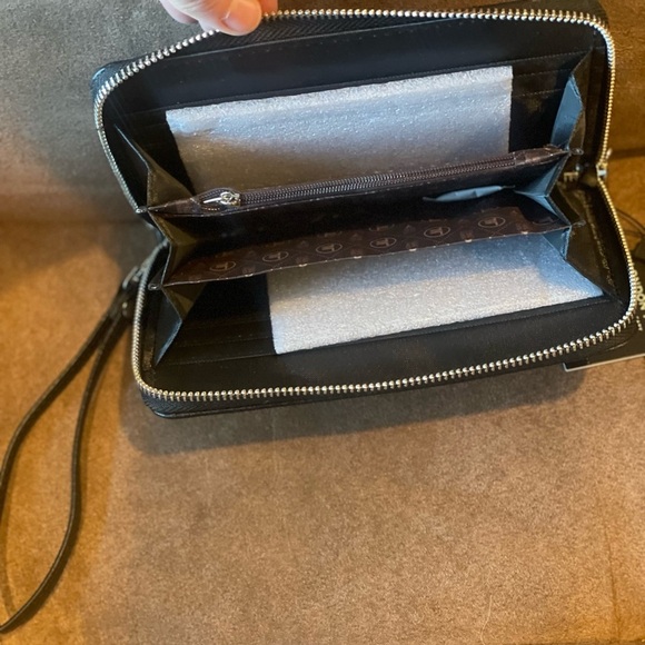 London Fog Pebble Cell Phone & Zip Around Black Wristlet Wallet - Picture 4 of 7